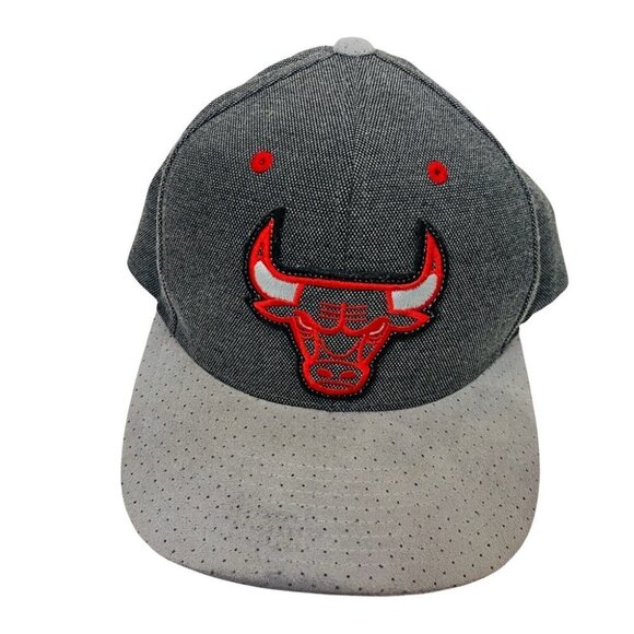 Mitchell & Ness Snapback Cap - Broad II Chicago Bulls Grey Red